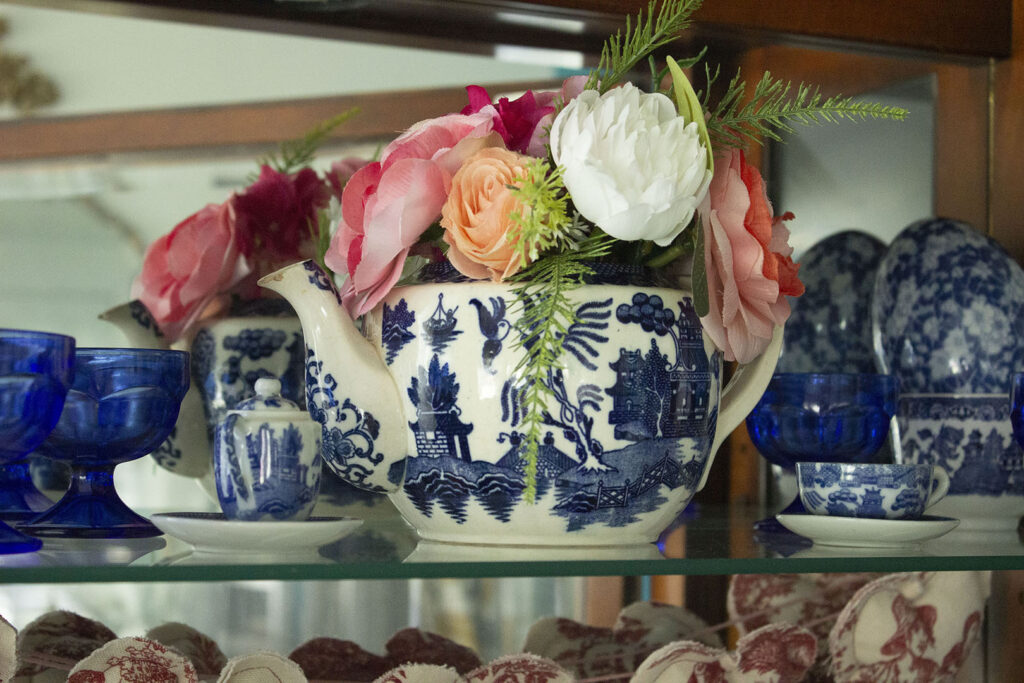 Things to Collect: Blue Willow Teapot filled with faux flowers