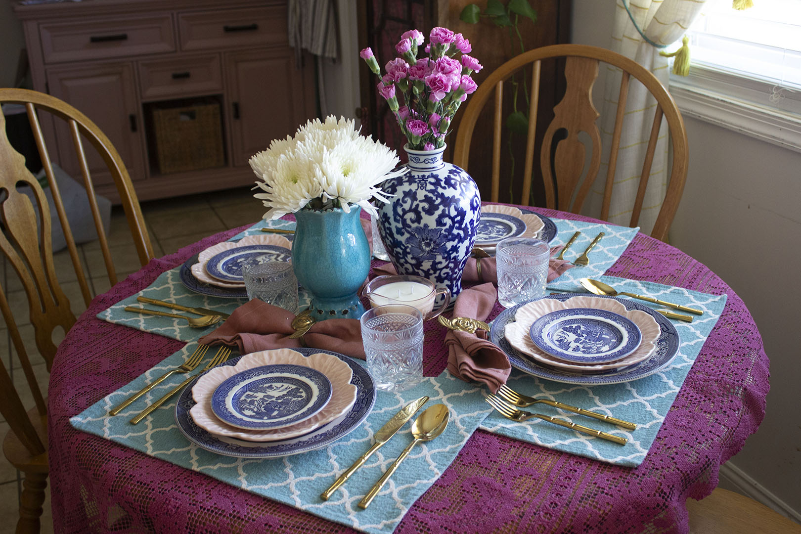 Spring Tablescapes: Blue Willow, Pink Cabbage Plates, and Floral Centerpieces