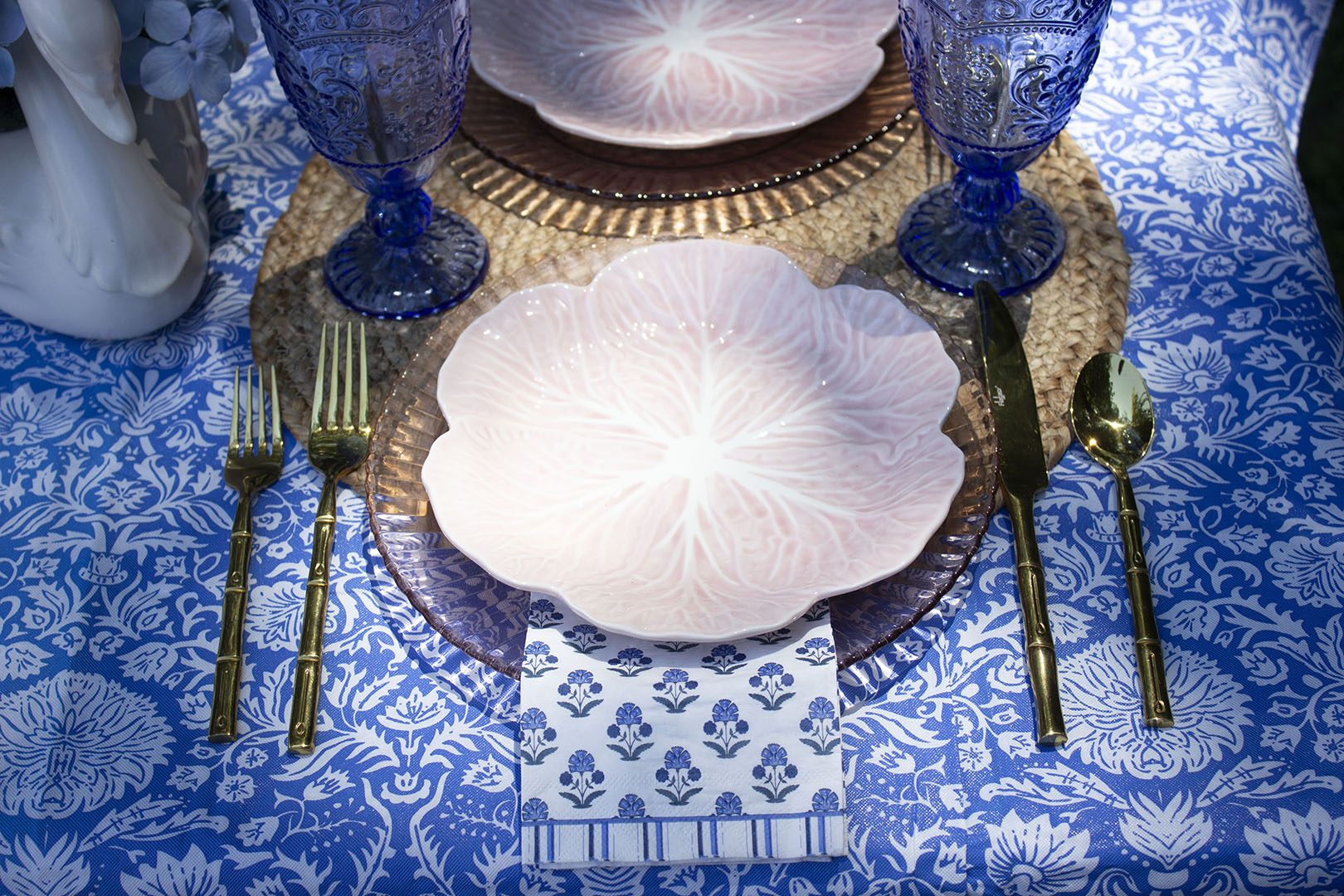 Outdoor Entertaining: Blue and Pink Tablescape with cabbage plates