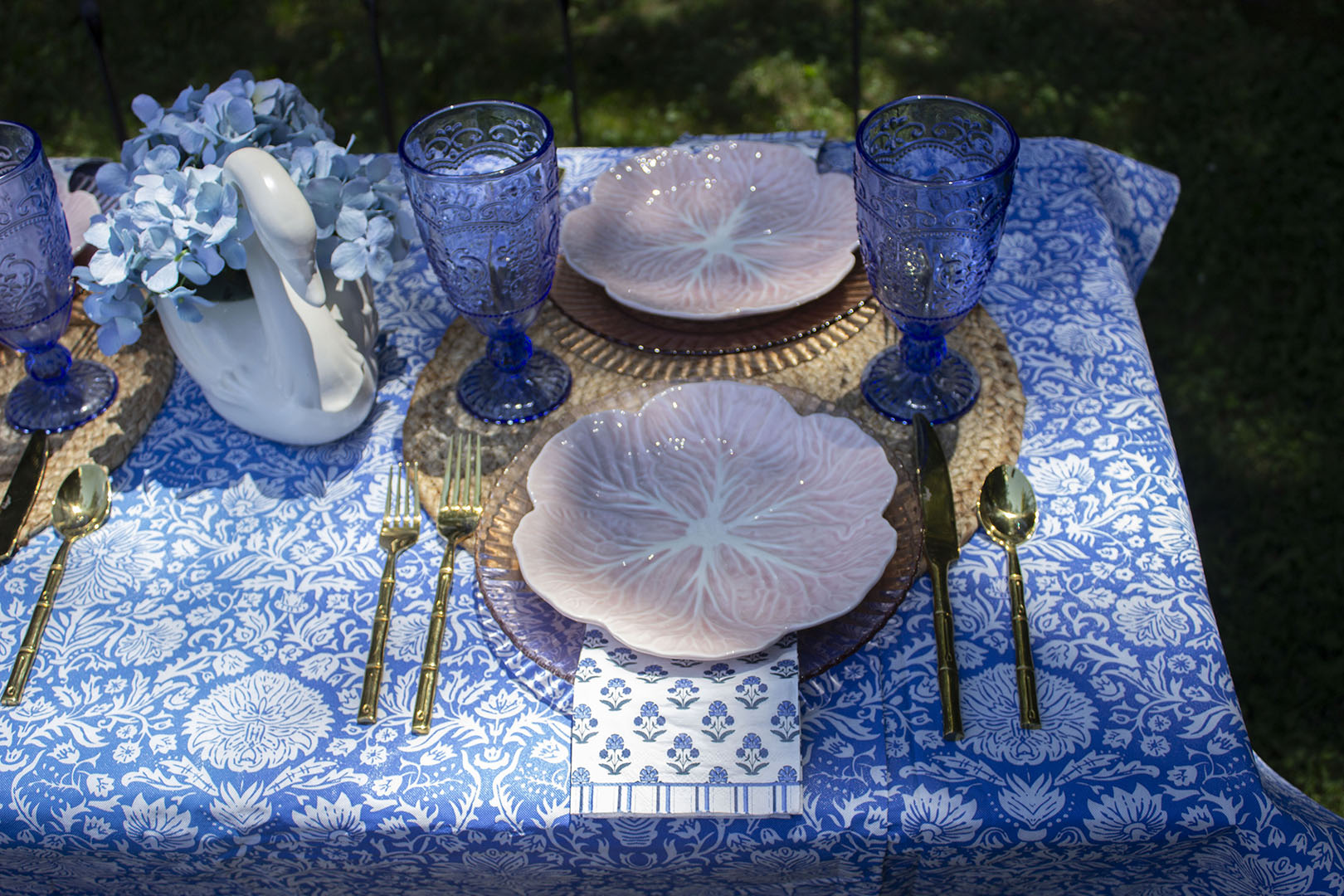 Outdoor Entertaining: Blue and Pink Tablescape