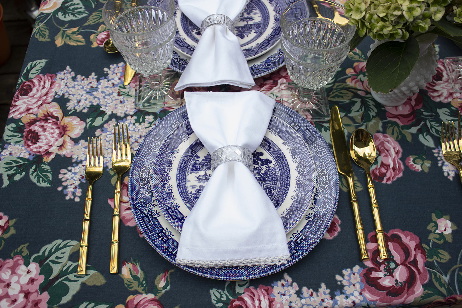 Blue Willow plates in an outdoor tablescape