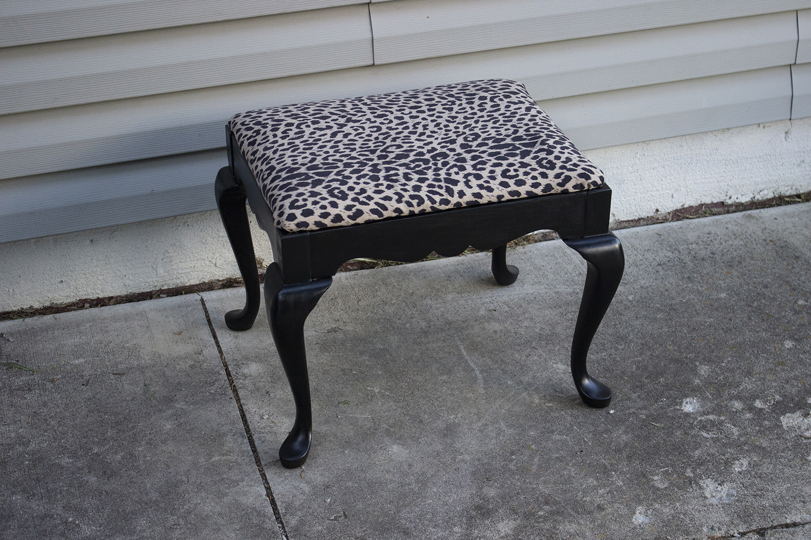 bench makeover: black bench with leopard print seat